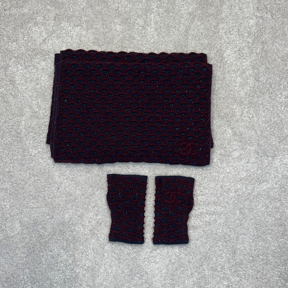 CC scarf and glove set